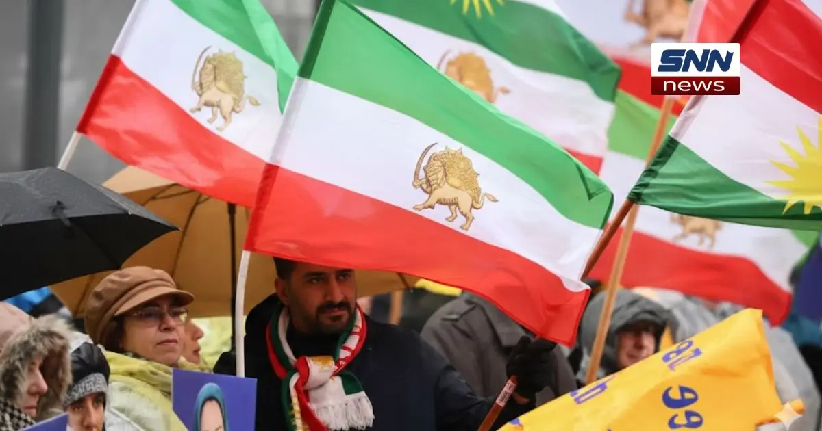 Students protesting at Aryamehr University, Lion and Sun flag, demonstration in Tehran