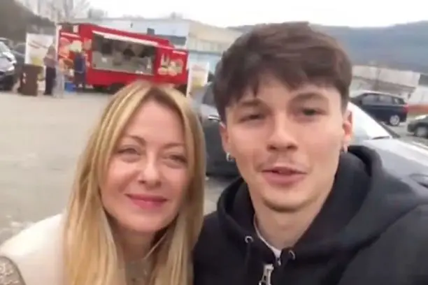 “Giorgia Meloni responding calmly to a citizen expressing political disagreement during a public interaction in Italy”