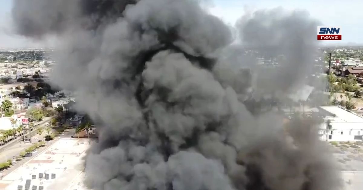 Firefighters responding to the deadly mall fire at Plaza Fiesta Las Palmas shopping centre in Los Mochis, Sinaloa, Mexico.