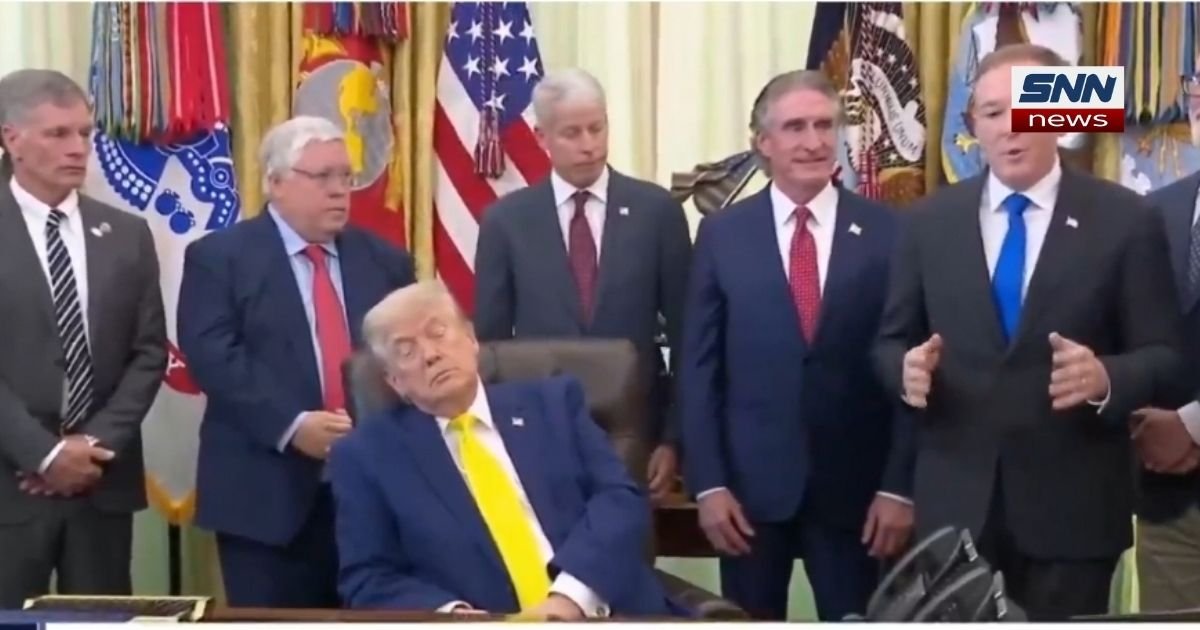 Trump appearing to close eyes during Oval Office event with Marco Rubio remarks in background