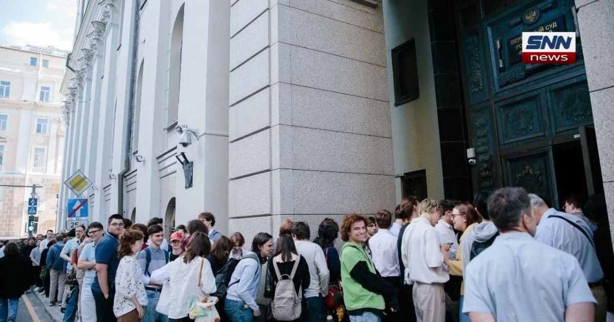 Yabloko Election Ban supporters gather outside Russiaโs Supreme Court in Moscow during election dispute